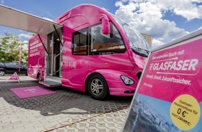 Deutsche Telekom AG: Telekom-Infomobil zum Glasfasernetz in Berlin-Dahlem