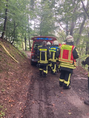 FW-EN: Aufwändiger Rettungseinsatz nach Treckerunfall im Wald