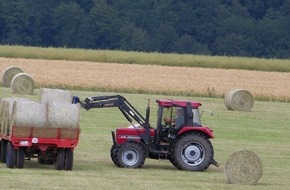 Polizeidirektion Göttingen: POL-GOE: (539/2013) Ackerschlepper vom Hof gestohlen