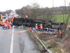 POL-WL: Dibbersen - Schwerer Gefahrgutunfall auf der A 1/ Vollsperrung -