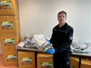 ZOLL-H: - Illegale Einfuhr von 408 kg Cannabis aus Thailand verhindert - Zollhund Emma spürte das Marihuana zwischen einer Ladung Kokosnussschalen auf - Cannabis von mind. 1,2 Millionen Euro Schwarzmarktwert