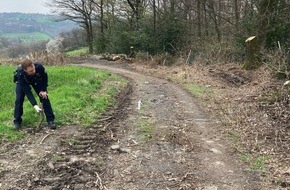 Polizei Mettmann: POL-ME: Stacheldraht über Feldweg gespannt: Mountainbiker stürzte - Velbert - 2304043