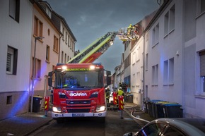 FW LK Neunkirchen: Rauchsäule weist Feuerwehr den Weg - Mehrparteienhaus nach Brand unbewohnbar
