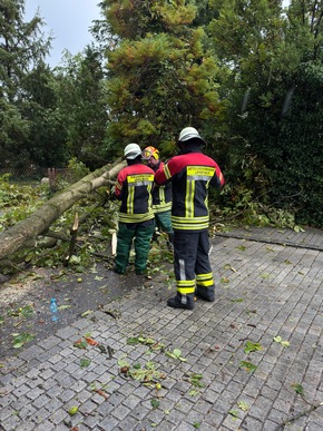 FW &Uuml;berlingen: Heftiges Unwetter fordert Feuerwehr und f&uuml;hrt zu 72 Eins&auml;tzen innerhalb kurzer Zeit / umgest&uuml;rzte B&auml;ume / vollgelaufene Keller / blockierte Fahrbahnen / abgedeckte H&auml;user