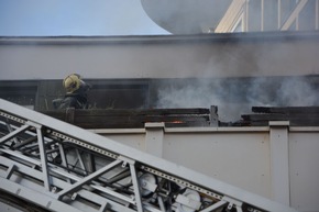 FW-MH: Feuer auf dem Balkon eines Wohn- und Geschäftshauses in der Mülheimer Innenstadt.