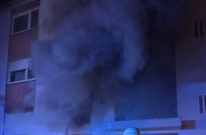 Feuerwehr Offenburg: FW-OG: Wohnungsbrand in Mehrfamilienhaus. Bewohner kam ins Krankenhaus