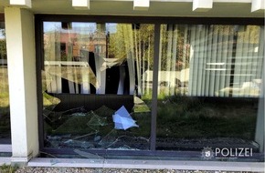 Polizeipräsidium Westpfalz: POL-PPWP: Fensterscheiben am Rathaus beschädigt
