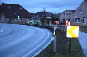 Polizeiinspektion Delmenhorst / Oldenburg - Land / Wesermarsch: POL-DEL: Landkreis Wesermarsch: Autotransporter kommt in Ovelgönne von Fahrbahn ab, verursacht Sachschaden und flüchtet +++ Fahrzeug kann dank aufmerksamen Zeugen gestellt werden