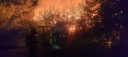 Freiwillige Feuerwehr Königswinter: FW Königswinter: Feuerwehr kann Wohnhaus schützen - Gartenhütten brennen ab