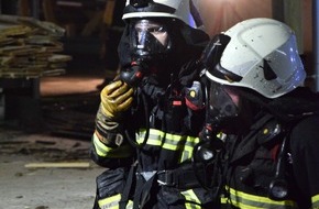 Feuerwehr Iserlohn: FW-MK: Feuer in einem Holzbetrieb