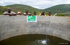 Global Nature Fund: Fußballfans als Brunnenbauer: Aktion „Trinkbecher für Trinkwasser“ sammelt 400.000 Euro
