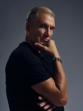 Dolph Lundgren: Der „Rocky IV“-Star zeigt, wie Maschinen Geschichte schrieben – Neue Doku-Reihe auf dem HISTORY Channel