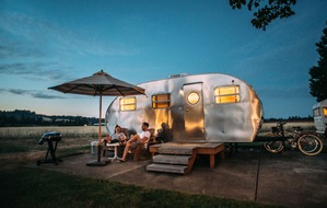 ABUS Gruppe: Rustikal im Zelt oder komfortabel im Camper - sichere Begleiter für den Outdoor-Urlaub.