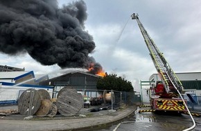 Feuerwehr Dortmund: FW-DO: Großbrand am Sonntagmorgen - Lagerhalle in Dortmund-Aplerbeck steht in Vollbrand