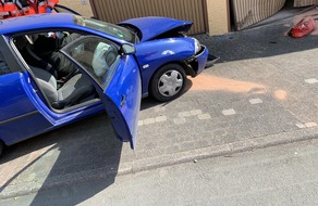 Freiwillige Feuerwehr Borgentreich: FW Borgentreich: Verkehrsunfall in Borgentreich. PKW prallt gegen eine Hauswand. Eine Person verletzt.