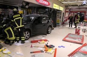 Feuerwehr Dortmund: FW-DO: PKW fährt in Eingangsbereich eines Einkaufmarktes // Keine Verletzten