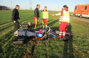 Polizei Rheinisch-Bergischer Kreis: POL-RBK: Leichlingen - Motorradfahrer landet schwerverletzt auf der Wiese