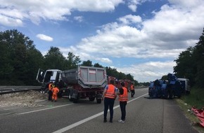Polizeipräsidium Freiburg: POL-FR: Bad Bellingen: Nachtrag zum Lkw-Unfall - A 5 längere Zeit gesperrt - 8 km langer Rückstau - langwierige Aufräumarbeiten