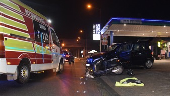 Kreispolizeibehörde Herford: POL-HF: Verkehrsunfall auf nasser Fahrbahn - PKW nimmt Roller die Vorfahrt