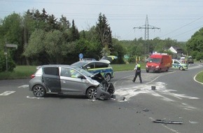 Polizei Mettmann: POL-ME: Verkehrsunfall mit hohem Sachschaden - Velbert - 2005048