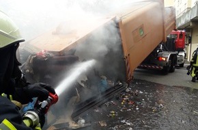 Feuerwehr Bochum: FW-BO: Brand einer Müllpresse am Unicenter