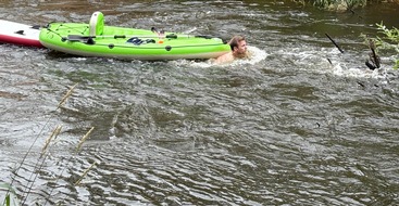 Kreisfeuerwehr Oldenburg: FW-OLL: Feuerwehrmann und Notarzt retten drei Personen aus der Hunte - Strömung wird zur Gefahr für Paddler