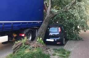 Polizei Duisburg: POL-DU: Neudorf: Unfall mit Dominoeffekt