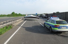 Polizeiinspektion Hildesheim: POL-HI: Unfall mit Motorboot auf der BAB 7