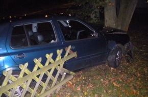 Polizeiinspektion Hameln-Pyrmont/Holzminden: POL-HM: Verkehrsunfall: alkoholisierter Jugendlicher ohne Führerschein durchbricht Zaun und prallt gegen Baum