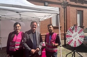 Deutsche Telekom AG: Bürgermeister Dirk Gene Hagelstein besucht den Telekom Infostand auf dem Altstadtfest in Neu-Isenburg