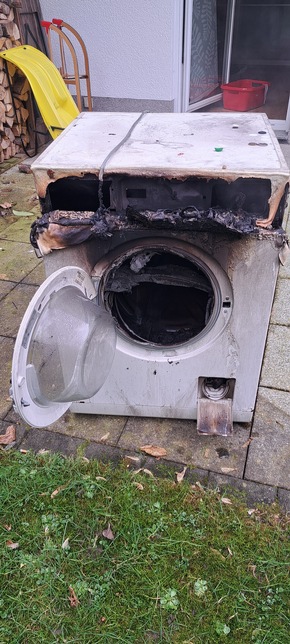 Feuerwehr Mülheim an der Ruhr: FW-MH: Kellerbrand - brennende Waschmaschine sorgte für Feuerwehreinsatz