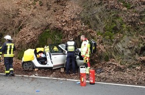 Freiwillige Feuerwehr Schalksmühle: FW Schalksmühle: Verkehrsunfall auf der Volmestraße - technische Rettung durch Feuerwehr