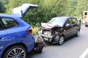 Polizei Rheinisch-Bergischer Kreis: POL-RBK: Overath - Kastenwagen nach Verkehrsunfall mit mehreren Beteiligten flüchtig