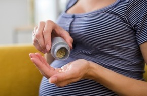 Verbraucherzentrale Nordrhein-Westfalen e.V.: Folsäure-Produkte für Schwangere: Auf die Dosis kommt es an