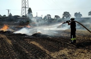 Freiwillige Feuerwehr Bedburg-Hau: FW-KLE: Flächenbrand greift auf Lagerhalle über / Wohnhäuser in Gefahr