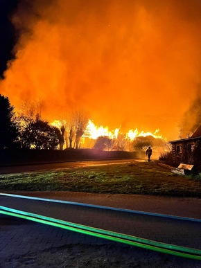 POL-STD: Großfeuer vernichtet drei Gebäude in Dollern - ca. 2,5 Millionen Euro Sachschaden