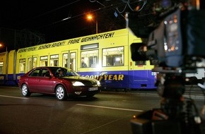 Ford-Werke GmbH: Nächtlicher Bremswegvergleich in Köln: Ford Mondeo mit Strassenbahn / Erstmaliger Test für das Sat1 Goodyear Automagazin