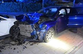 Kreispolizeibehörde Herford: POL-HF: Verkehrsunfall unter Alkoholeinfluss - Bünder prallt in zwei geparkte Fahrzeuge