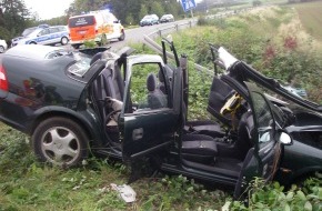 Polizei Düren: POL-DN: Fahrzeugführer musste reanimiert werden - Beifahrerin leicht verletzt