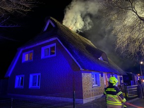 FW-SE: Schornsteinbrand eines Reetdachhauses