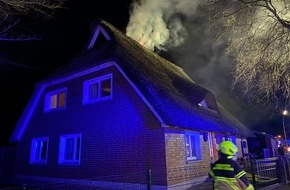 Kreisfeuerwehrverband Segeberg: FW-SE: Schornsteinbrand eines Reetdachhauses