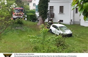 Feuerwehr München: FW-M: Auto landet im Garten (Pasing-Obermenzing)