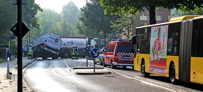 Feuerwehr Essen: FW-E: Anhänger eines Tank-Gliederzuges droht umzukippen, 27 Tonnen Heizöl geladen