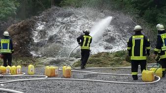 Freiwillige Feuerwehr Menden: FW Menden: Brennt Grünabfall auf Lagerplatz