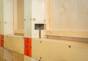Architekturstudierende und Tischlerlehrlinge entwerfen ihren Arbeitsplatz der Zukunft