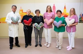 Klinikum Ingolstadt: Herzkissen für Brustkrebserkrankte lindern Schmerz und spenden Trost