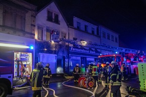 FW LK Neunkirchen: Wohnhausbrand in Wiebelskirchen - Feuerwehr rettet Menschen mit Sprungpolster und Drehleiter