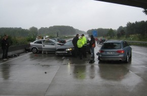 Polizeiinspektion Harburg: POL-WL: Geparkter Pkw rollt auf die Autobahn 7 und verursacht Verkehrsunfall mit sechs beteiligten Fahrzeugen - sechs Personen leicht verletzt -