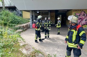 Feuerwehr Stuttgart: FW Stuttgart: Brand in Stuttgarter Sporthalle
