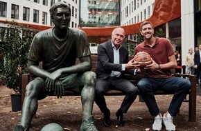ING Deutschland: ING Deutschland und Dirk Nowitzki feiern 20-jährige Partnerschaft / 50.000 Euro Spende für die Dirk Nowitzki-Stiftung / Dirk Nowitzki-Statue vor Frankfurter ING-Hauptsitz enthüllt